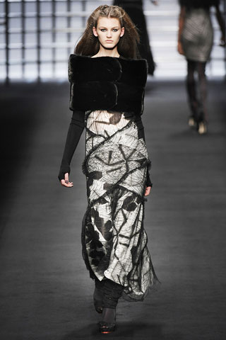 Vestido largo bordado estola de piel Karl Lagerfeld